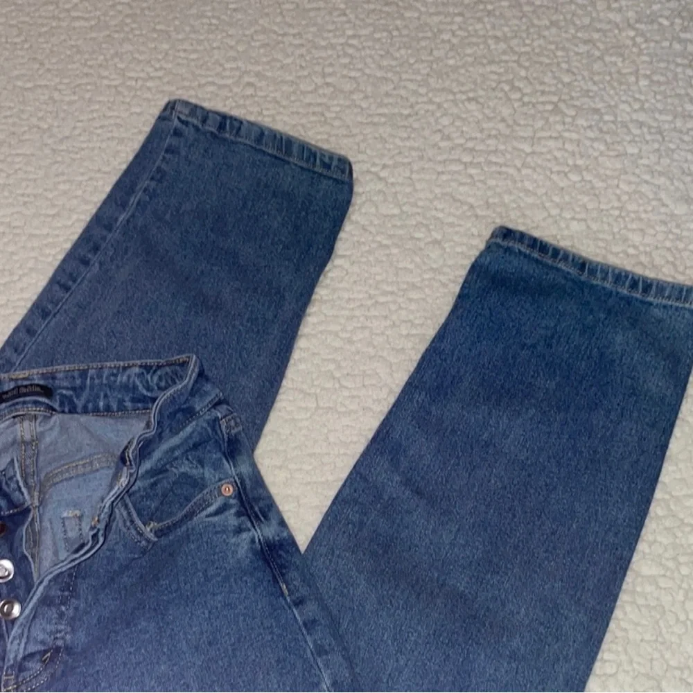 Stylish Blue Distressed Women's Jeans - Picture 4 of 7